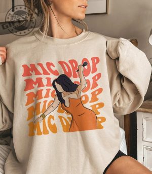 Mic Drop Cardi B Throw Microphone At Fan Shirt Cardi B Rapper Fan Made Hoodie Trending Concert Tee giftyzy.com 4