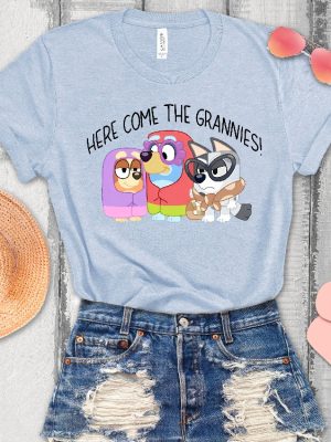 Bluey Here Come The Grannies Shirt Rad Like Mom Shirt Mothers Day Shirt Gift For Bluey Family Mom Life Shirt Spirit Halloween Bluey And Bingo Halloween Costumes New revetee.com 2