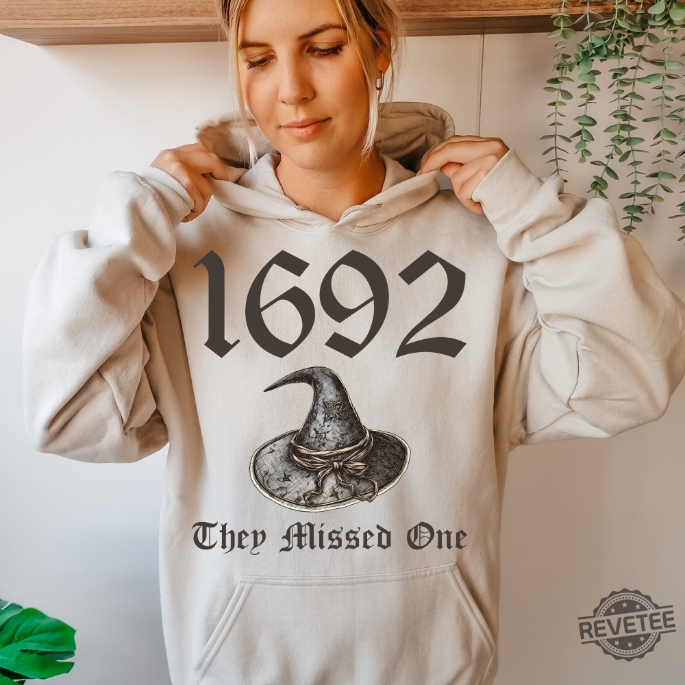 Vintage Salem 1692 They Missed One Sweatshirt Retro Salem Massachusetts Halloween Crewneck Witchy Woman Shirt 1692 Sweatshirt Salem Sweatshirt New