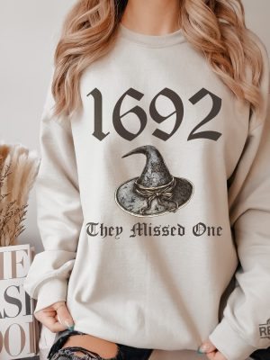 Vintage Salem 1692 They Missed One Sweatshirt Retro Salem Massachusetts Halloween Crewneck Witchy Woman Shirt 1692 Sweatshirt Salem Sweatshirt New revetee.com 2