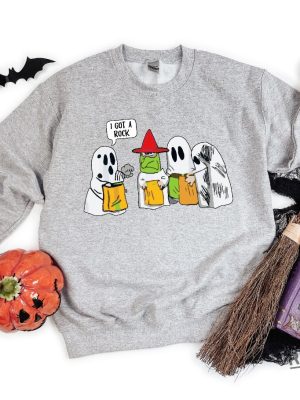 I Got A Rock Halloween Sweatshirt Cute Fall Sweatshirt Womens Ghost Sweatshirt Funny Ghost Sweatshirt Little Ghosts Sweatshirt Halloweentown Sweatshirt Halloween Shirts New revetee.com 3