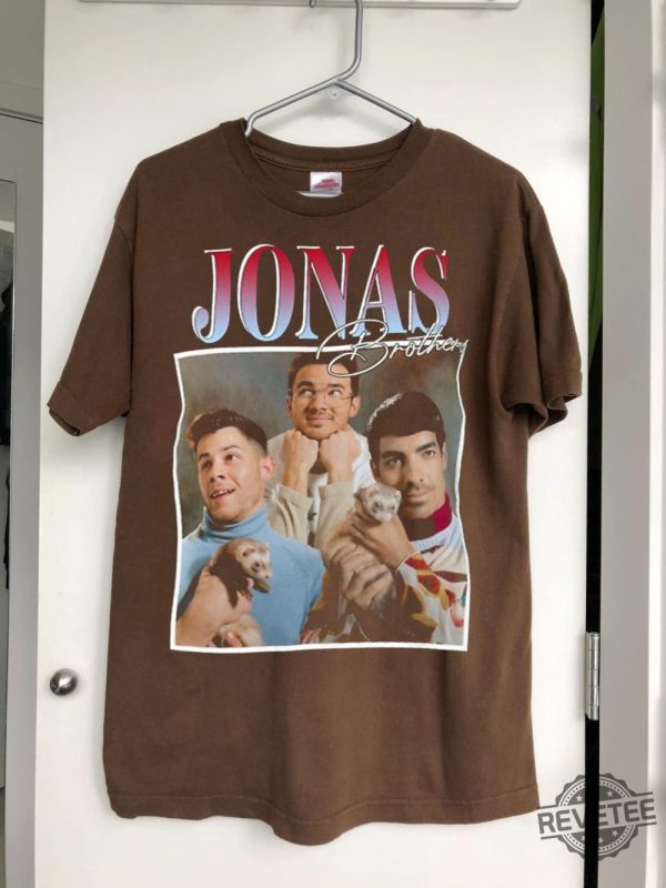 Jonas Brothers Vintage Tee Jonas Brothers Merch Tour I Love Hot Dads Sweatshirt Jonas Brothers Boston Jonas Brothers The Tour Setlist Jonas Brothers The Tour Merch Unique revetee.com 2