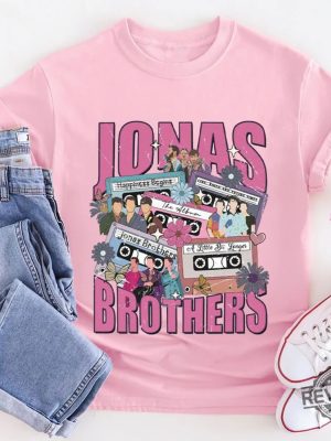 Nick Joe Kevin Jonas Shirt Jonas Brothers Merch Tour I Love Hot Dads Sweatshirt Jonas Brothers Boston Jonas Brothers The Tour Setlist Jonas Brothers The Tour Merch I Heart Hot Dads Shirt revetee.com 3