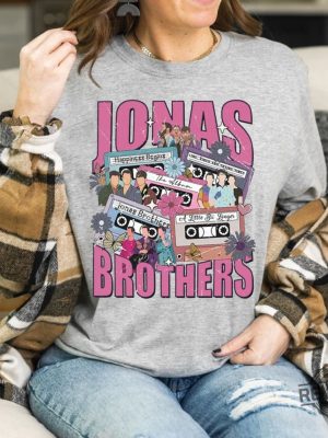 Nick Joe Kevin Jonas Shirt Jonas Brothers Merch Tour I Love Hot Dads Sweatshirt Jonas Brothers Boston Jonas Brothers The Tour Setlist Jonas Brothers The Tour Merch I Heart Hot Dads Shirt revetee.com 9