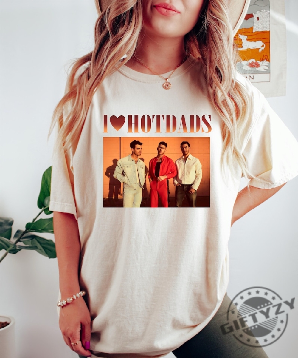 I Love Hot Dads Shirt Jonas Brothers 90S Vintage Hoodie Jonas Brothers Tshirt Jonas Brothers Tour Sweatshirt Concert 2023 Retro Unisex Gift