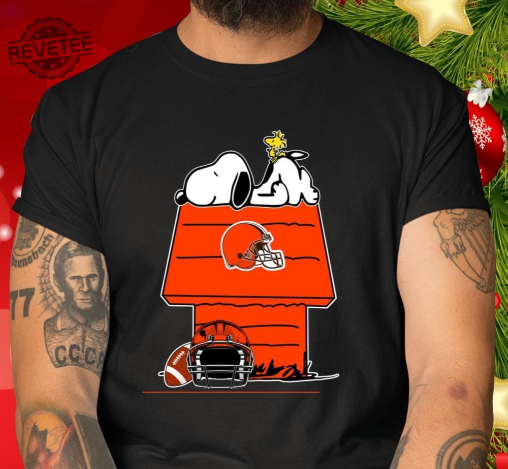 Charlie Brown And Snoopy Watching Cleveland Browns Halloween T-Shirt