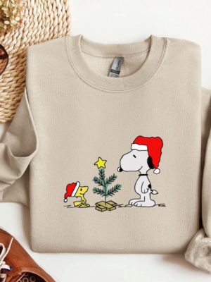 Snoopy Christmas Tree Vintage Sweatshirt Trendy Snoopy Pullover Cute Holiday Crewneck Embroidered Snoopy Sweatshirt Snoopy Christmas Sweatshirt Peanuts Hoodie revetee 2