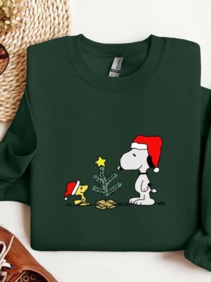 Snoopy Christmas Tree Vintage Sweatshirt Trendy Snoopy Pullover Cute Holiday Crewneck Embroidered Snoopy Sweatshirt Snoopy Christmas Sweatshirt Peanuts Hoodie revetee 3