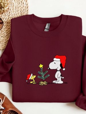 Snoopy Christmas Tree Vintage Sweatshirt Trendy Snoopy Pullover Cute Holiday Crewneck Embroidered Snoopy Sweatshirt Snoopy Christmas Sweatshirt Peanuts Hoodie revetee 4