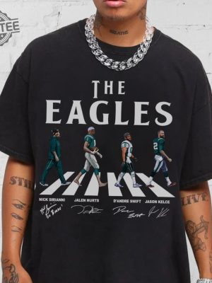 Eagles Walking Abbey Road Signatures Football Shirt Nick Sirianni Jalen Hurts Dandre Swift Jason Kelce Philadelphia Vintage revetee 2