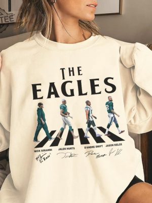 Eagles Walking Abbey Road Signatures Football Shirt Nick Sirianni Jalen Hurts Dandre Swift Jason Kelce Philadelphia Vintage revetee 3