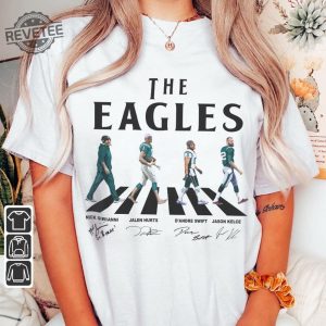 Eagles Walking Abbey Road Signatures Football Shirt Nick Sirianni Jalen Hurts Dandre Swift Jason Kelce Philadelphia Vintage revetee 4