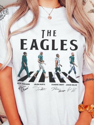 Eagles Walking Abbey Road Signatures Football Shirt Nick Sirianni Jalen Hurts Dandre Swift Jason Kelce Philadelphia Vintage revetee 4