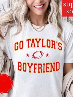 Go Taylors Boyfriend Sweatshirt Travis And Taylor Taylors Version Shirt Trendy Oversized Sweatshirt For Football Season Kc Football revetee 2