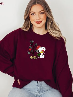 Snoopy Christmas Sweatshirt Charliebrown Sweatshirt Charlie Brown Sweater Family Holiday Vacation Shirt Cute Peanuts Fan Dog Lover Gift revetee 2