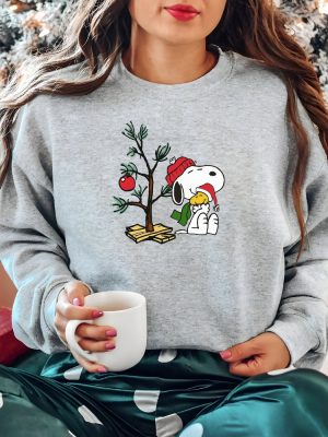 Snoopy Christmas Sweatshirt Charliebrown Sweatshirt Charlie Brown Sweater Family Holiday Vacation Shirt Cute Peanuts Fan Dog Lover Gift revetee 4