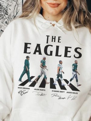 Eagles Walking Abbey Road Signatures Football Shirt Nick Sirianni Jalen Hurts Dandre Swift Jason Kelce Philadelphia Vintage Unique revetee 2