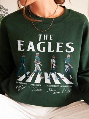 Eagles Walking Abbey Road Signatures Football Shirt Nick Sirianni Jalen Hurts Dandre Swift Jason Kelce Philadelphia Vintage Unique revetee 6