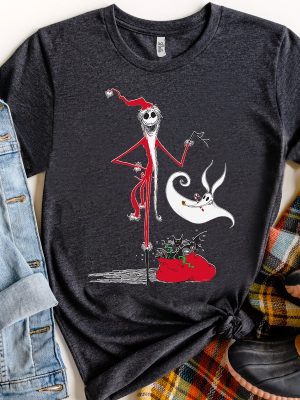 Retro Nightmare Before Christmas Jack Skellington Santa Claus And Presents Sweatshirt Disney Xmas Light T Shirt Disneyland Vacation Gift revetee 4