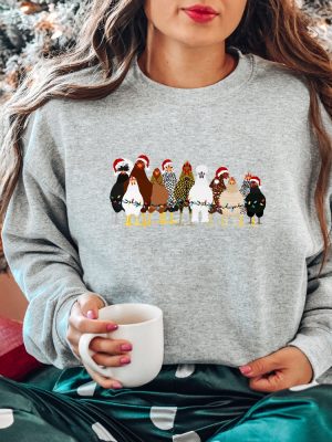 Christmas Chickens Sweatshirt Cute Chicken Farm Animals Holiday Shirt Trendy Santa Hat Animal Farmer Heifer Bull Gift Holidays Crewneck revetee 2