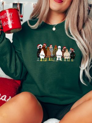 Christmas Chickens Sweatshirt Cute Chicken Farm Animals Holiday Shirt Trendy Santa Hat Animal Farmer Heifer Bull Gift Holidays Crewneck revetee 3