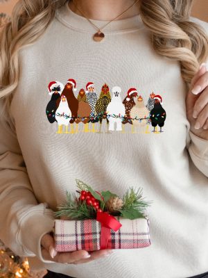 Christmas Chickens Sweatshirt Cute Chicken Farm Animals Holiday Shirt Trendy Santa Hat Animal Farmer Heifer Bull Gift Holidays Crewneck revetee 4