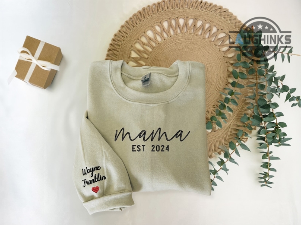 https://bucket-revetee.storage.googleapis.com/wp-content/uploads/2023/11/14090841/Mama-Sweatshirt-With-Names-On-Sleeve-Custom-Embroidered-Mama-Tshirt-Hoodie-Sweater-Minimalist-Mom-Grandma-Est-Personalized-Shirts-Mothers-Day-Gift-laughinks_1.jpg