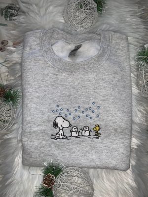 Winter Snoopy Wonderland Sweatshirt Christmas Unisex Sweatshirt Woodstock Embroidered Sweatshirt Gift Snoopy Embroidered Crewneck Unique revetee 3