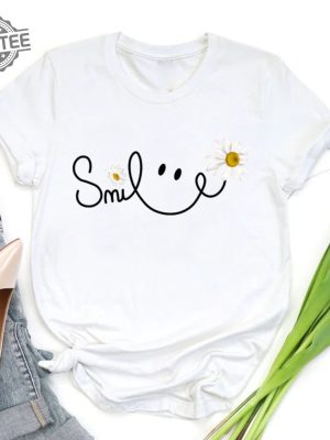 Daisy Smile Face Shirt Daisy Flower Smile Shirt Summer Women Gift Tee Daisy Womens Shirt Floral Gift For Women Mom Trendy Flower Shirt Unique revetee 3