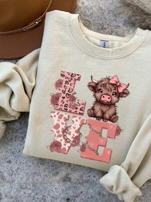 Valentines Highland Cow Sweatshirt Love Sweater Highland Cow Valentines Sweatshirt Western Country Shirt Cow Lover Valentines Gift Unique revetee 5