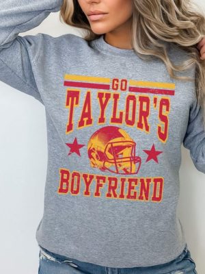 Go Taylors Boyfriend Sweatshirt T Shirt Go Taylors Bf Retro Sweatshirt Taylor Travis Shirt Go Taylors Boyfriend Shirt Unique revetee 2