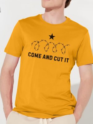 Come And Cut It Barbed Wire Political Graphic Shirt Hold The Line Razor Wire T Shirt Texas Civil War Texas State Flag Come And Take It Unique revetee 4