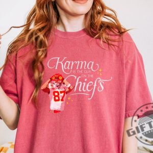 Kelce Karma Is The Guys On The Chiefs Shirt giftyzy 5
