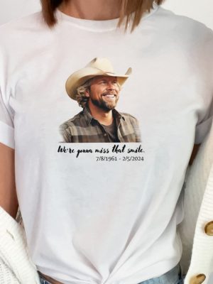 Toby Keith Tribute Unisex Cotton Shirt Were Gonna Miss That Smile Memorial Tee Country Music Legend Homage Thoughtful Fan Gift Unique revetee 3