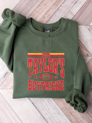 Taylors Boyfriend Sweatshirt Taylor Swift Super Bowl Outfit Taylor Swift And Travis Kelce Super Bowl Shirts Kansas City Cheifs Unique revetee 3