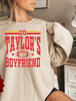 Taylors Boyfriend Sweatshirt Taylor Swift Super Bowl Outfit Taylor Swift And Travis Kelce Super Bowl Shirts Kansas City Cheifs Unique revetee 4