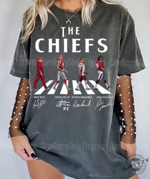 Chief Walking Abbey Road Signatures Football Shirt Andy Reid Tshirt Travis Kelce Hoodie Patrick Mahomes Sweatshirt Isiah Pacheco Kansas City Vintage Shirt giftyzy 2