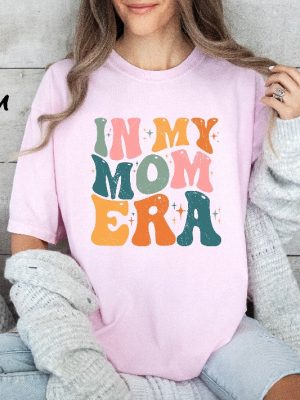 In My Mom Era Shirt Retro Mom Clothes Moms Birthday Shirt New Mom Pregnancy Outfit Womens Funny Concert Shirt Unique revetee 2