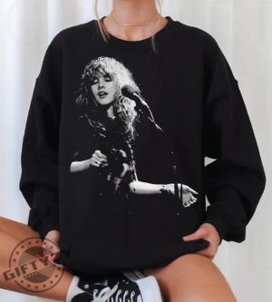 Vintage Stevie Shirt Stevie Graphic Sweatshirt Fleetwood Mac Vintage Band Music Tshirt Gift For Fans Hoodie Dont Be A Lady Be A Legend Shirt giftyzy 4