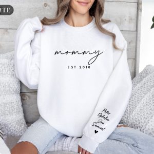 Personalized Mama Est Sweatshirt With Kid Names On Sleeve Mothers Day Gift Birthday Gift For Mom Minimalist Mom Sweater Unique revetee 3
