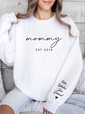 Personalized Mama Est Sweatshirt With Kid Names On Sleeve Mothers Day Gift Birthday Gift For Mom Minimalist Mom Sweater Unique revetee 3