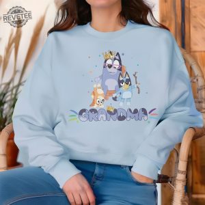 Cute Blue Dog Grandma Sweatshirt Blue Dog Grandma Queen Sweatshirt Sweatshirt For Mothers Day Blue Dog Family Hoodie revetee 2