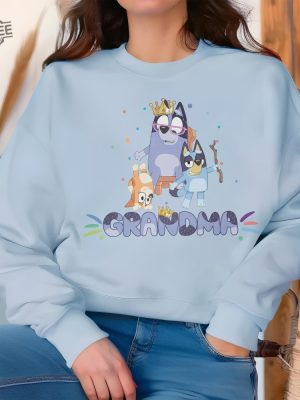 Cute Blue Dog Grandma Sweatshirt Blue Dog Grandma Queen Sweatshirt Sweatshirt For Mothers Day Blue Dog Family Hoodie revetee 2