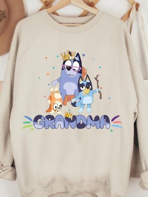 Cute Blue Dog Grandma Sweatshirt Blue Dog Grandma Queen Sweatshirt Sweatshirt For Mothers Day Blue Dog Family Hoodie revetee 4