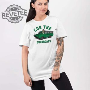 Cue The Duck Boats Boston Champs Shirt Cue The Duck Boats Shirt Cue The Duckboats Boston Celtics Shirts revetee 2