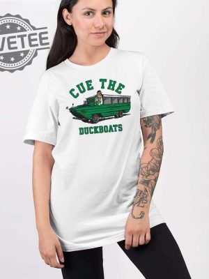 Cue The Duck Boats Boston Champs Shirt Cue The Duck Boats Shirt Cue The Duckboats Boston Celtics Shirts revetee 2