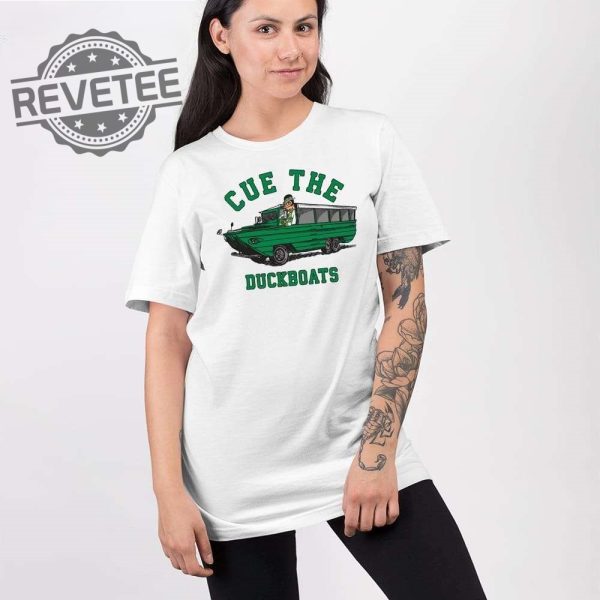 Cue The Duck Boats Boston Champs Shirt Cue The Duck Boats Shirt Cue The Duckboats Boston Celtics Shirts revetee 2