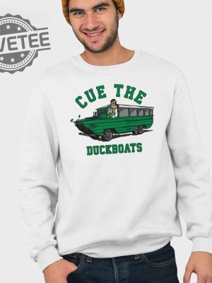 Cue The Duck Boats Boston Champs Shirt Cue The Duck Boats Shirt Cue The Duckboats Boston Celtics Shirts revetee 3