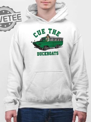 Cue The Duck Boats Boston Champs Shirt Cue The Duck Boats Shirt Cue The Duckboats Boston Celtics Shirts revetee 4