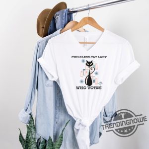 Childless Cat Lady Who Votes V Neck Shirt Retro Atomic Kitschy Cat Tee trendingnowe 2